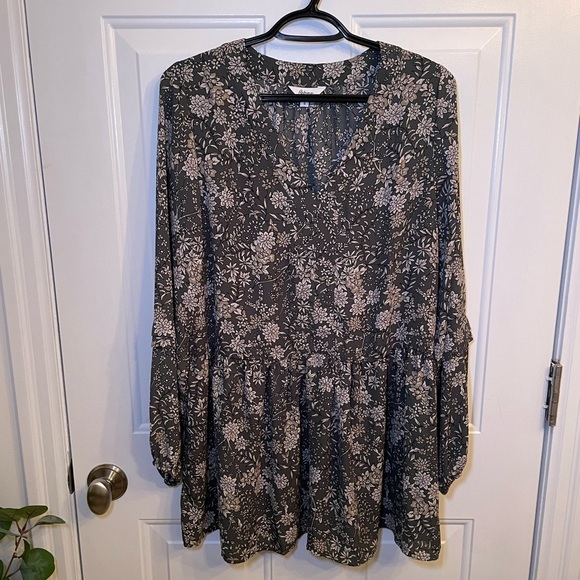 Reitmans Tops - Reitmans- Floral Long Sleeve Blouse